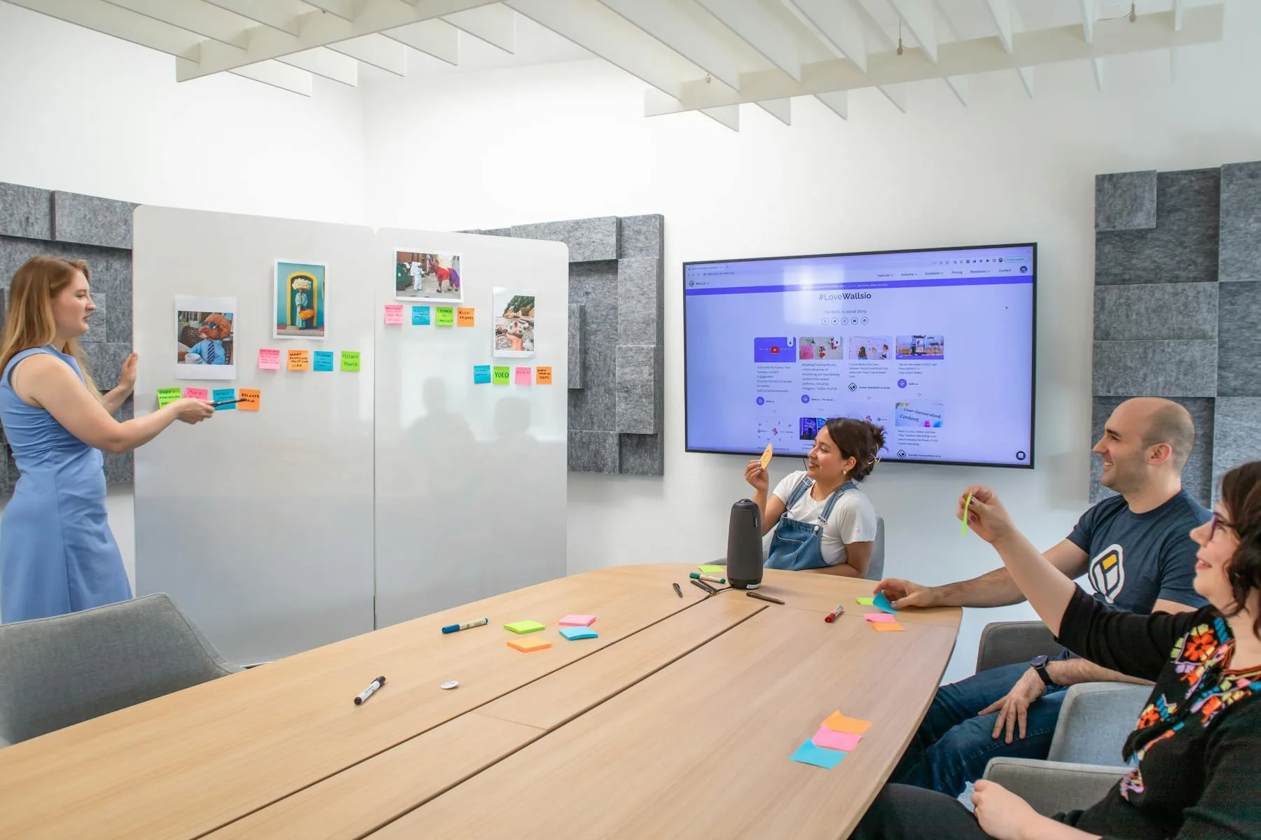 Team in einem modernen Büro bei einer Strategie-Session mit Whiteboard und Notizen