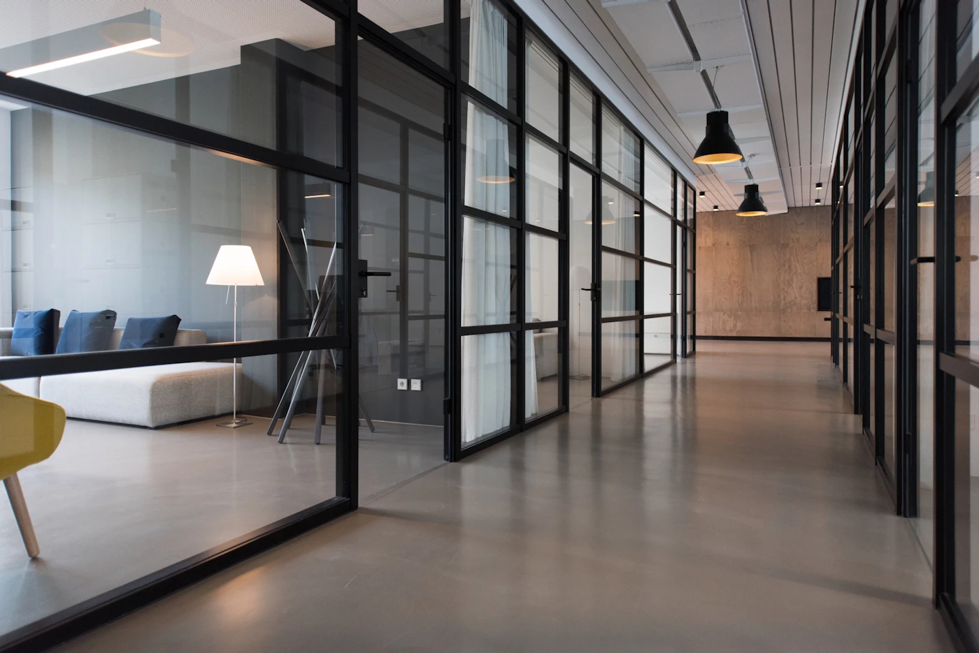 Modernes Büro mit Glaswänden als Referenzbild für den Aurora Consulting Website-Relaunch