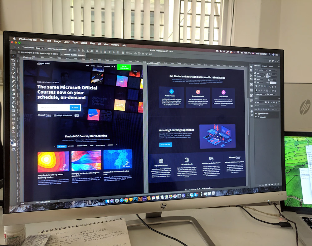 Design-Arbeitsplatz mit Website-Layout auf einem großen Monitor als Referenzbild für Nebula Labs