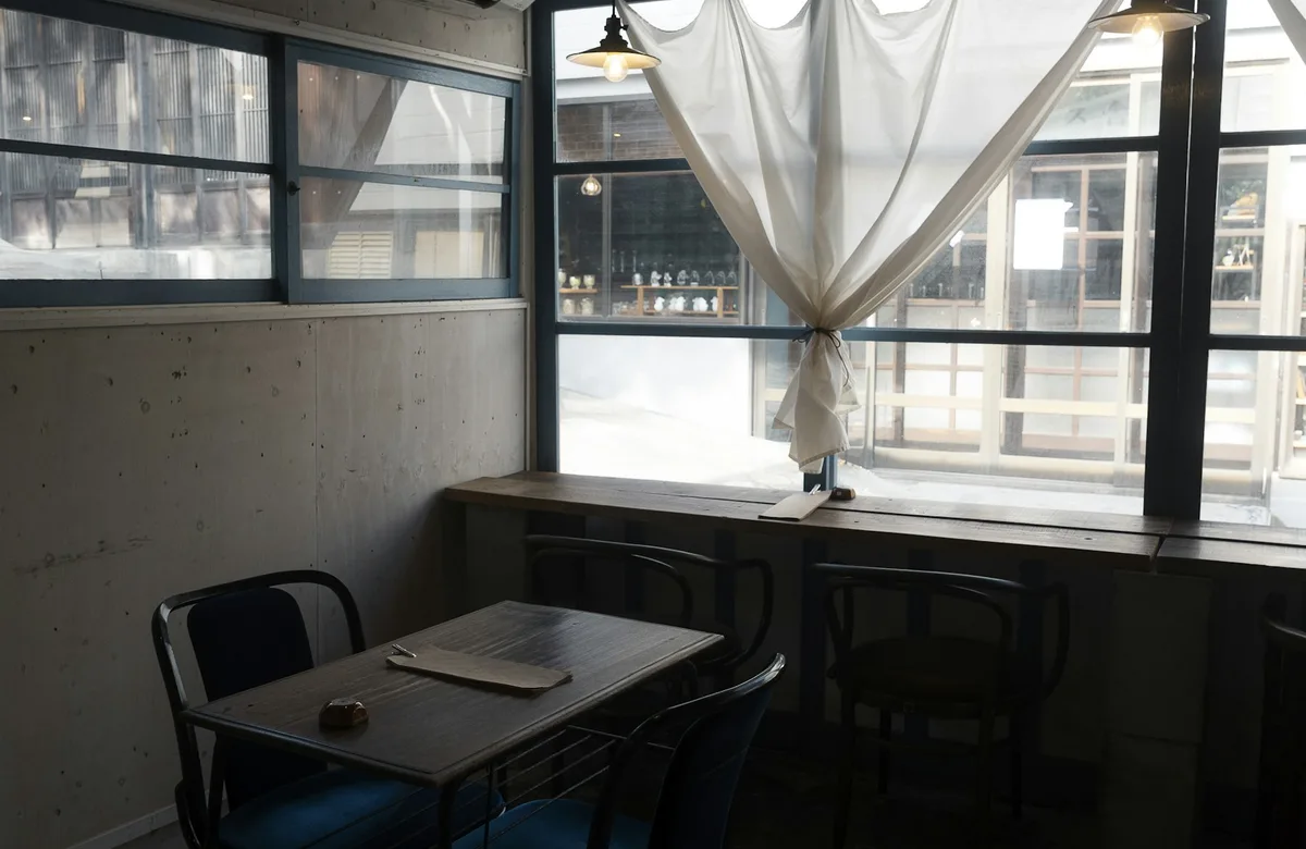 Gemuetlicher Cafe-Innenraum mit Fensterplaetzen als Referenzbild fuer Cafe Luna