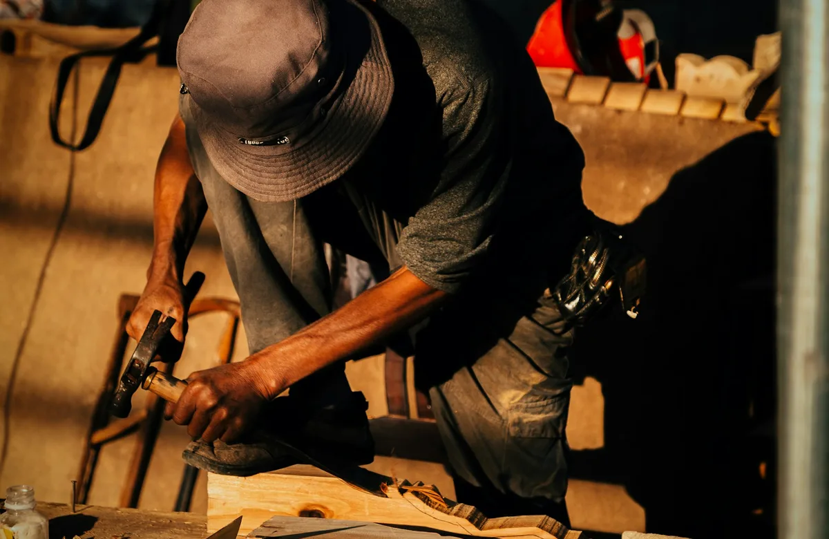 Handwerker bei der Holzbearbeitung in einer Werkstatt als Referenzbild fuer Nordwerk Handwerk