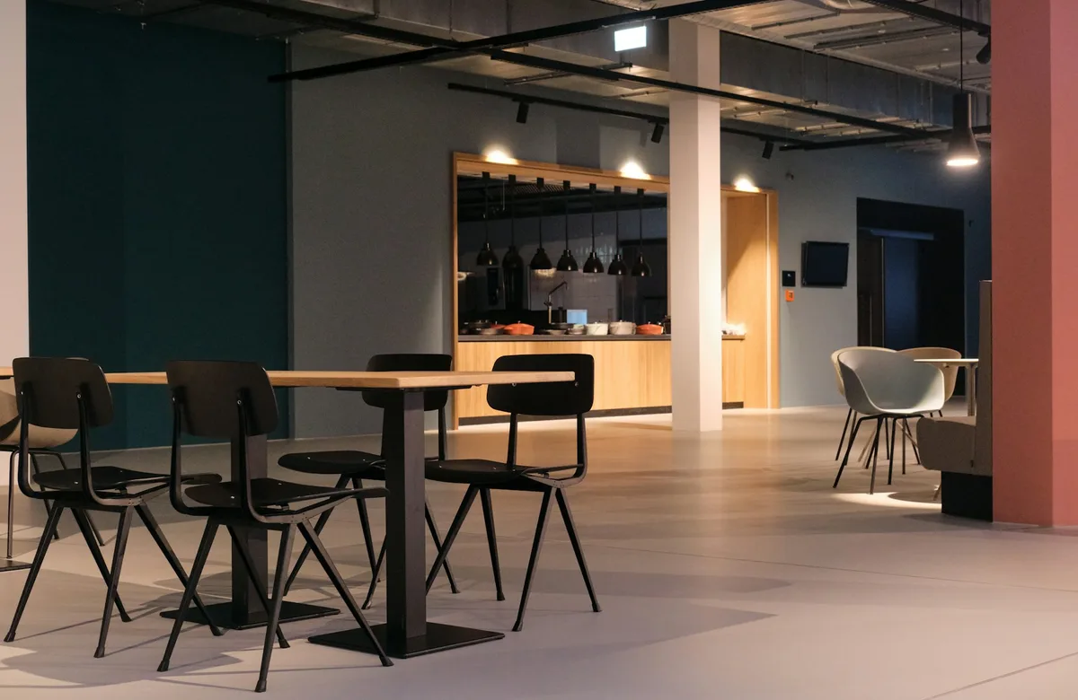 Modernes Restaurant mit Tischen und offenen Sitzbereichen als Referenzbild fuer Restaurant Aurora